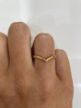 Load image into Gallery viewer, 18ct yellow gold wishbone wedding band