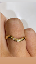 Load image into Gallery viewer, 18ct yellow gold 3 punch set diamond shaped band