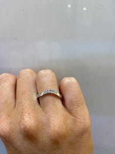 18ct white gold diamond shape band