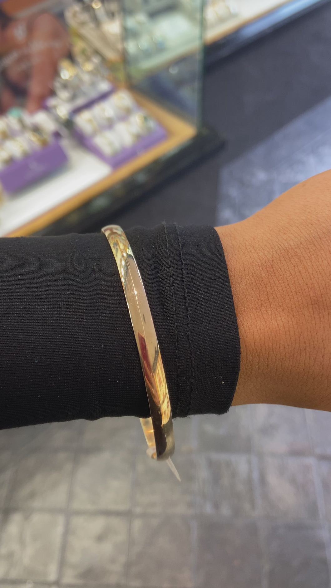 Handmade 9ct yellow gold bangle