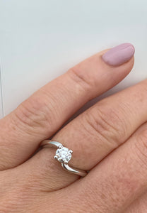 18CT WHITE GOLD BRILLIANT CUT SOLITAIRE DIAMOND ENGAGEMENT RING